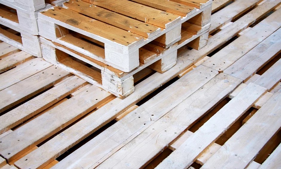 Делаем поделки для дачи из деревянного поддона