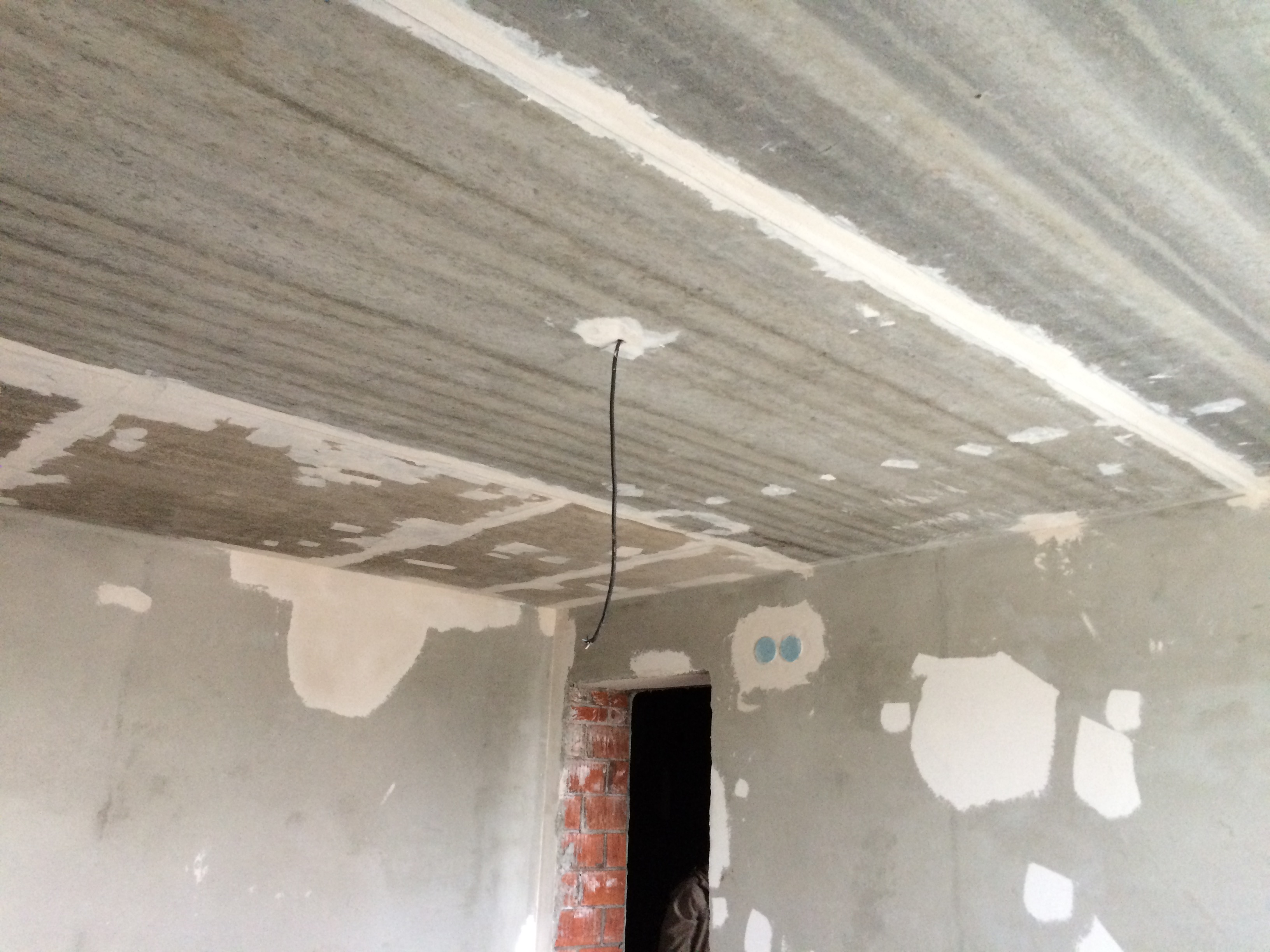 Способы ремонта низких потолков