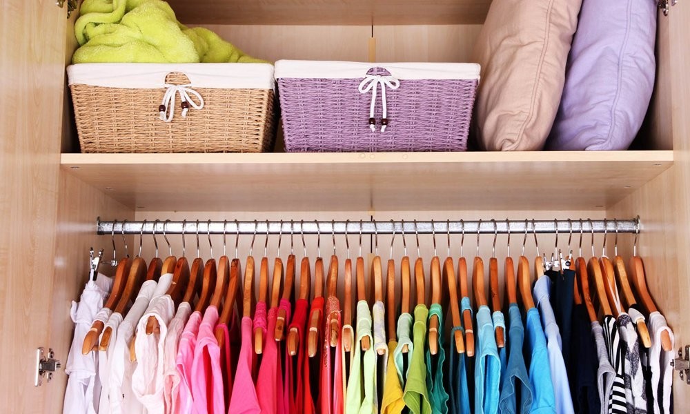 Как защитить одежду и обувь от пыли в шкафу