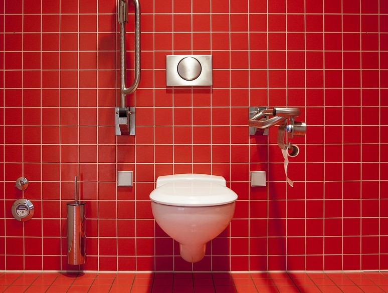 Оттенки красного в интерьере ванной