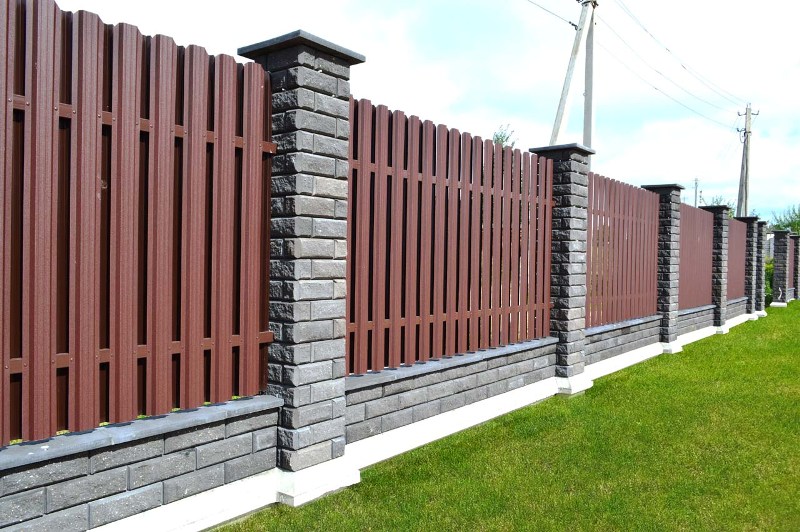 Сколько стоит возвести забор: цены на ограды