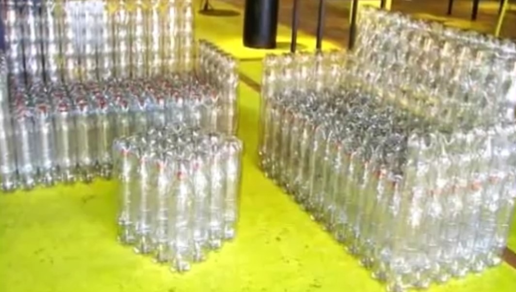«Мебель своими руками»: Делаем топчан для дачи из пластиковых бутылок