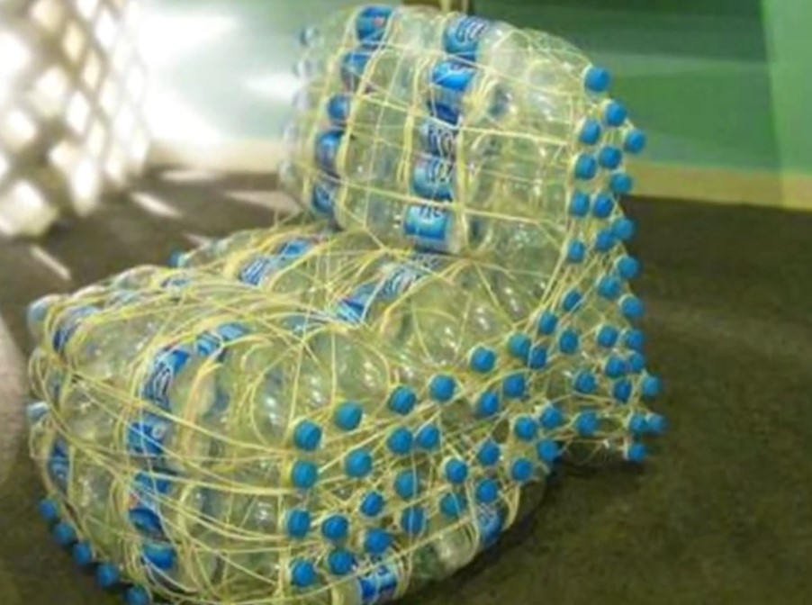 «Мебель своими руками»: Делаем топчан для дачи из пластиковых бутылок