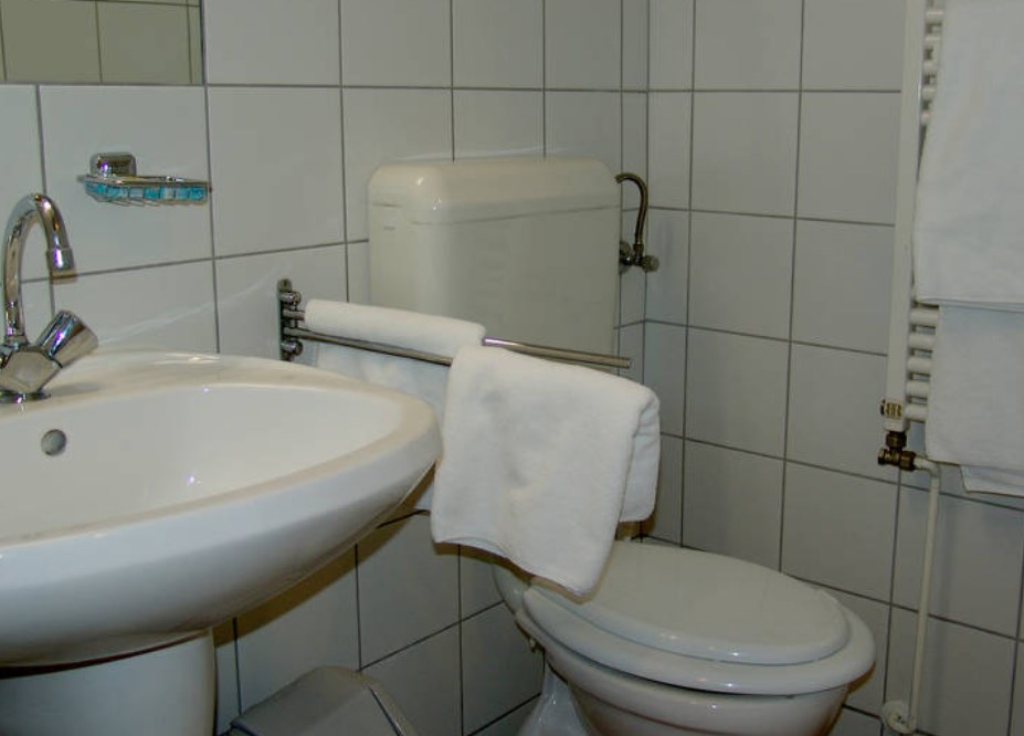 Как скрыть сантехнические трубы в туалете