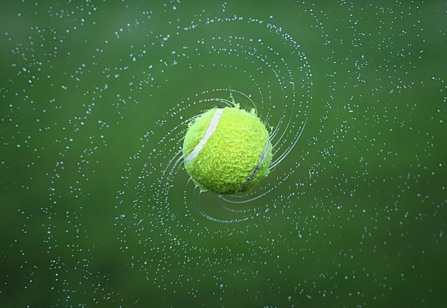 Полезные поделки из теннисных мячей: 10 необычных идей