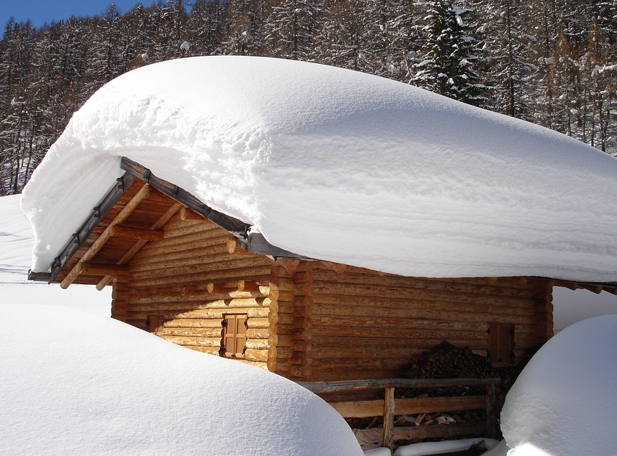 Снег на дачном участке: Когда он приносит вред и что с этим делать